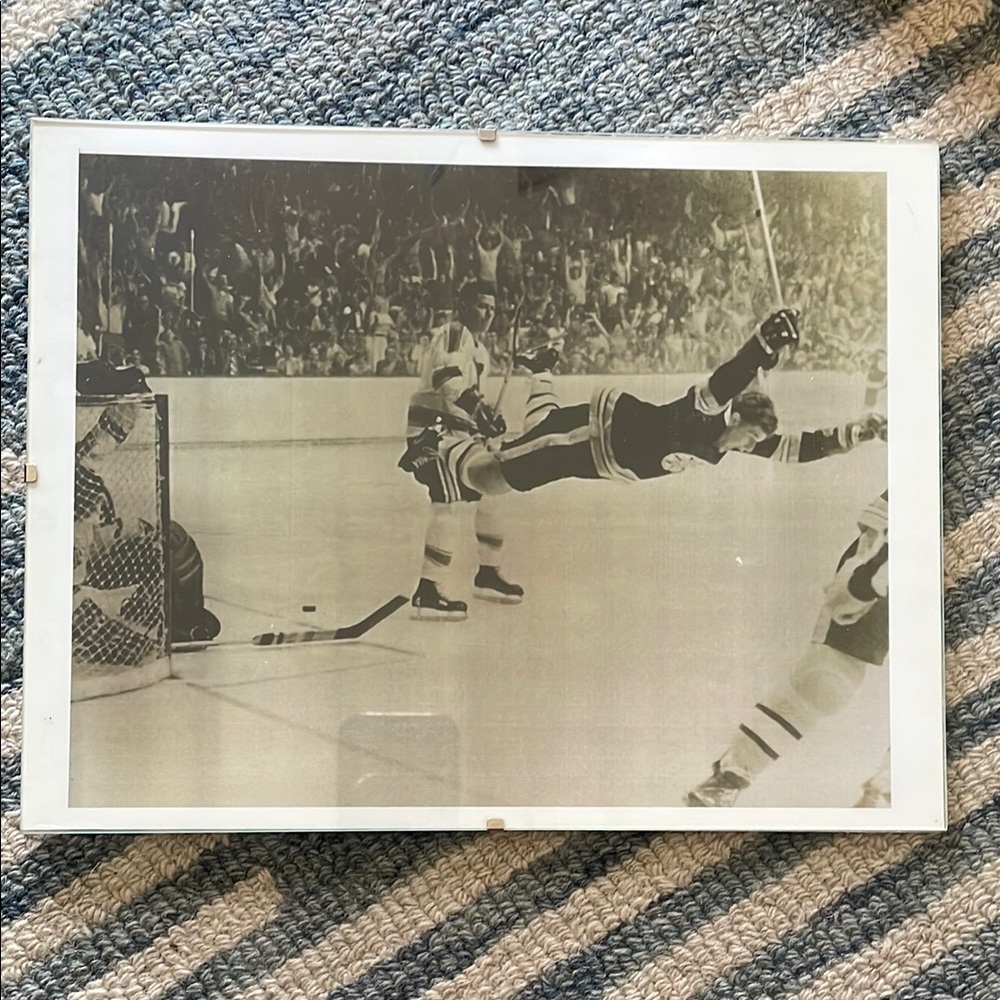 Bobby Orr framed print glass frame